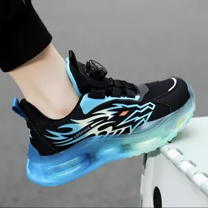 Dettaglio di scarpe sportive da ragazzo con sistema di allacciatura rotante e suola blu