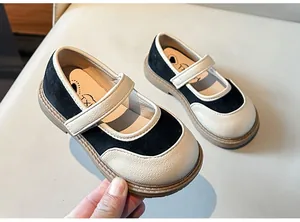 Dettaglio ravvicinato di scarpe Mary Jane bicolore per bambina con suola morbida