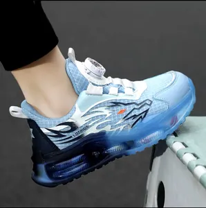 Dettaglio di scarpe sportive blu per bambini con chiusura a rotella e tessuto mesh