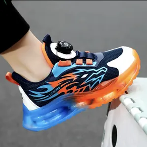 Gedetailleerd beeld van jongens sportschoen met draaiknop en blauw vlampatroon