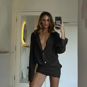 Abito chemisier nero sexy a maniche lunghe con profondo scollo a V e mini gonna bodycon