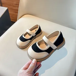 Classiche scarpe Mary Jane da bambina color crema e nero con suole morbide e flessibili