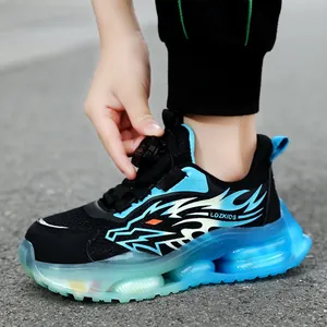Gedetailleerd beeld van jongens sportschoenen met blauw drakenpatroon en draaisluiting
