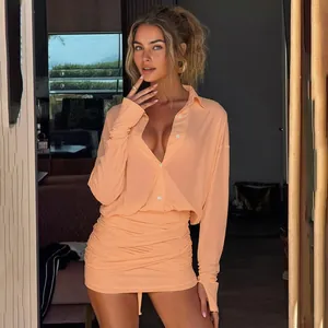 Dettaglio ravvicinato della gonna arricciata e del colletto di questo abito a camicia