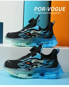 Vista laterale scarpe sportive bambino 2024 con fibbia rotante e motivo a fiamma blu
