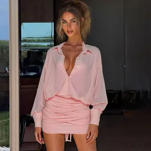 Abito a camicia rosa elegante con maniche lunghe e minigonna a ruches e collo a rever