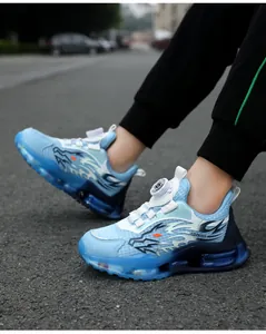 Dettaglio di scarpe sportive blu da bambino con fibbia rotante ai piedi