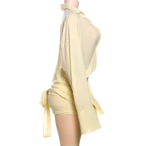 Vista laterale di un vestito a camicia bodycon sexy giallo pallido a maniche lunghe.