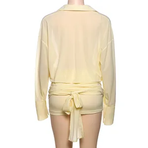 Vista posteriore di un abito a camicia sexy giallo chiaro a maniche lunghe con lacci in vita.