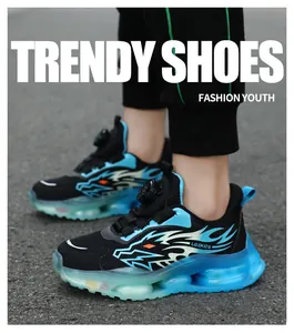 Modieuze jongenssneakers in zwart en blauw met drakenpatroon en draaisluiting.