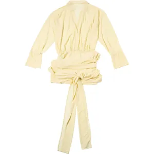 Vista dettagliata dell'abito a camicia giallo chiaro con elegante cintura in vita