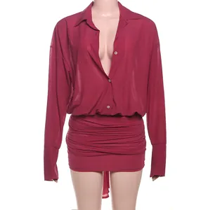 Vista dettagliata del vestito corto bordeaux con colletto sexy e top a camicia