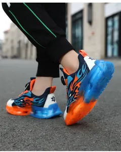 Primo piano di scarpe sportive da bambino con fibbia rotante indossate sull'asfalto.