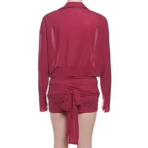 Vista posteriore dettagliata di un vestito mini bordeaux sexy con maniche lunghe e laccio