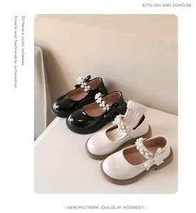 Vista detallada de zapatos Mary Jane para niña con correas de perlas y lazos elegantes