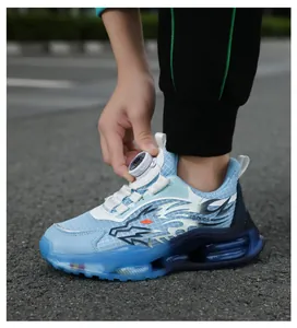 Detailopname van lichtblauwe jongens sportsneakers met een innovatief draaisluitingsysteem