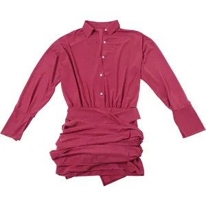 Vista dettagliata dell'abito a camicia a maniche lunghe magenta con gonna a portafoglio
