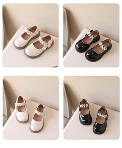 Vistas detalladas de zapatos Mary Jane para niña con adornos de perlas y lazos