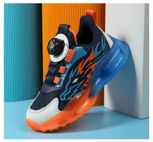 Dettaglio scarpa sportiva da bambino con motivo a fiamme e sistema di chiusura a rotella.