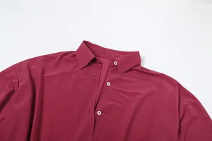 Vista dettagliata del colletto di un abito a camicia bordeaux con risvolto