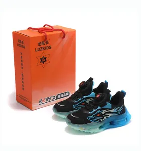 Dettaglio delle scarpe sportive per bambini 2024 con motivo a drago e scatola arancione