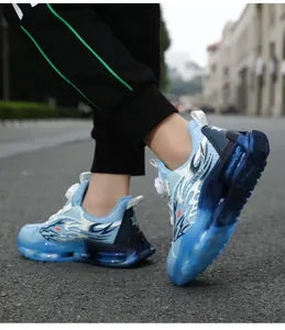 Gedetailleerd zijaanzicht van jongenssneakers met blauwe luchtkussen en draaisluiting.