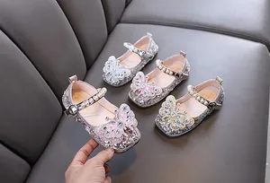 Détails des chaussures de princesse à strass pour filles avec papillon et perles.