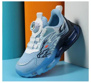 Blauwe jongenssneakers met draaisluiting en doorschijnende zool, voorjaar 2024.