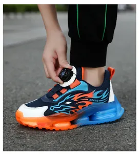 Detail van de innovatieve draaisluiting op sportieve sneakers voor jongens vlammen
