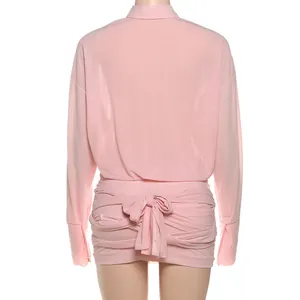 Vista posteriore vestito a camicia rosa a maniche lunghe con colletto e nodo.