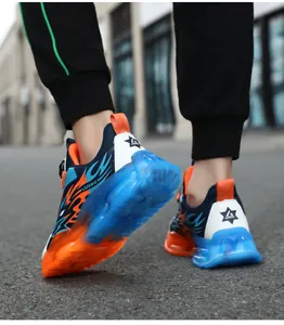 Gedetailleerd overzicht van blauwe en oranje kindersneakers met robuuste dikke zool