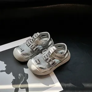 Zilveren gesloten babysandalen met zachte zool en klittenbandsluiting voor peuters en kids.