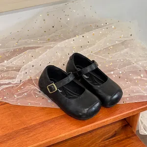 Primer plano de zapatos Mary Jane de cuero negro para niñas en estante con malla estelar