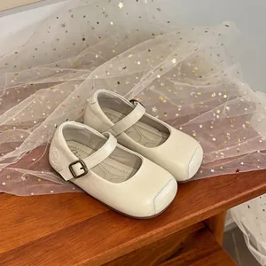 Vista detallada de zapatos de princesa Mary Jane de cuero crema con suela blanda en madera