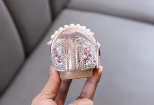 Vue détaillée du talon de chaussure de princesse rose avec strass et paillettes