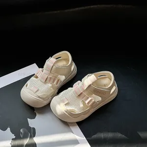 Detailopname van de ademende mesh-kindersandalen met stoffen riempje en klittenband