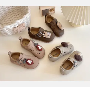 Verschiedene Farben süßer Kinderschuhe mit weicher Sohle und 3D-Tieranhängern