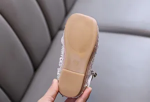 Vue détaillée de la semelle antidérapante d'une chaussure de princesse rose à strass