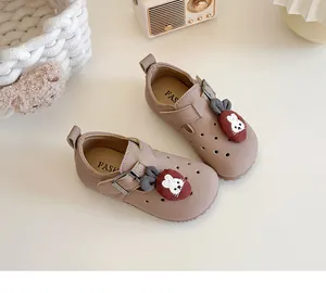 Detailansicht weicher brauner Slipper für Kleinkinder mit süßen Hasen-Akzenten.