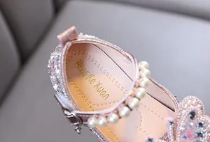 Gros plan détaillé de chaussures de princesse roses pailletées avec bride perlée