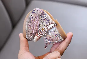 Vue détaillée de la chaussure de princesse flexible pour fille avec paillettes roses