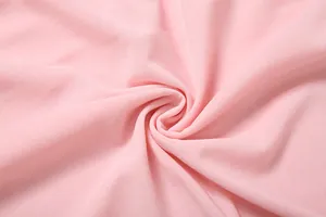 Vista macro che mostra la trama del tessuto a coste rosa tenue dell'abito primaverile.