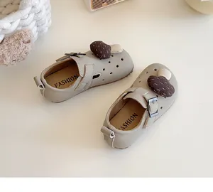 Detailansicht von beigefarbenen Kinder-Loafers mit einem süßen Pilz-Ornament-Design