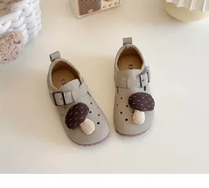 Detailansicht beige Kleinkinderschuhe mit niedlichen Pilz-Stoffflicken-Design