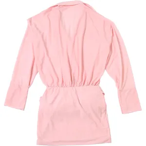 Vista posteriore dettagliata di un miniabito rosa a maniche lunghe con revers e vita elastica