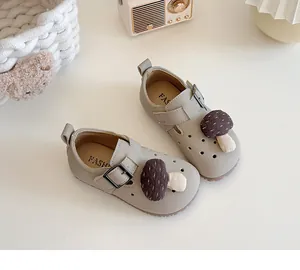 Süße beige Kinderlederschuhe mit einer niedlichen Pilz-Applikation im Design