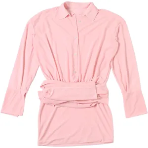 Dettaglio di un abito a camicia rosa aderente con colletto a revers e dettaglio avvolgente in vita.
