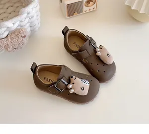 Süße braune Kleinkinder-Lederschuhe mit weicher Sohle und Plüschbär-Dekoration