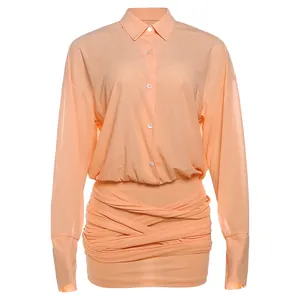 Elegante abito a camicia a maniche lunghe color pesca con dettaglio gonna a portafoglio