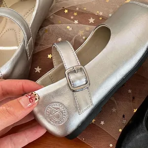 Elegantes zapatos de princesa Mary Jane plateados para niñas con correa ajustable